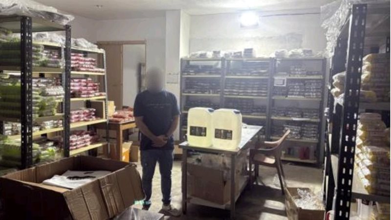 مالك المصنع عقب ضبطه 