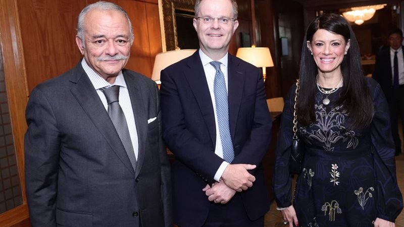 صورة وزيرة التخطيط مع السفير البريطاني