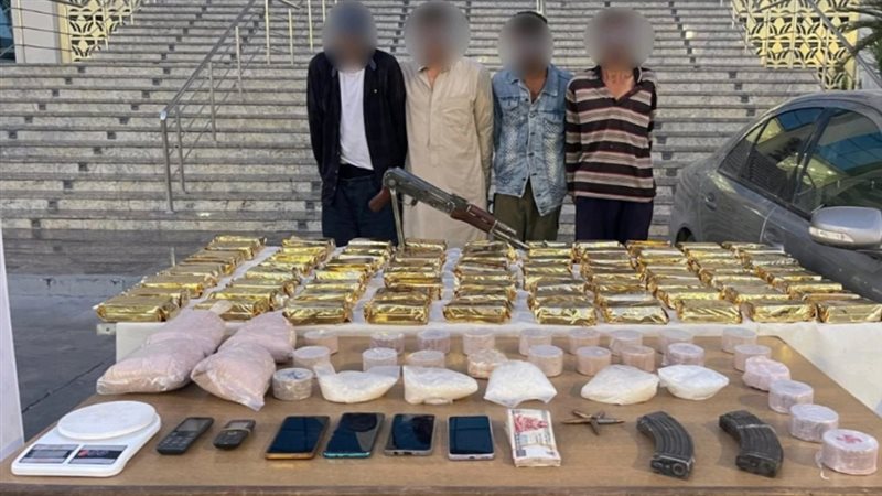 المتهمون عقب ضبطهم 