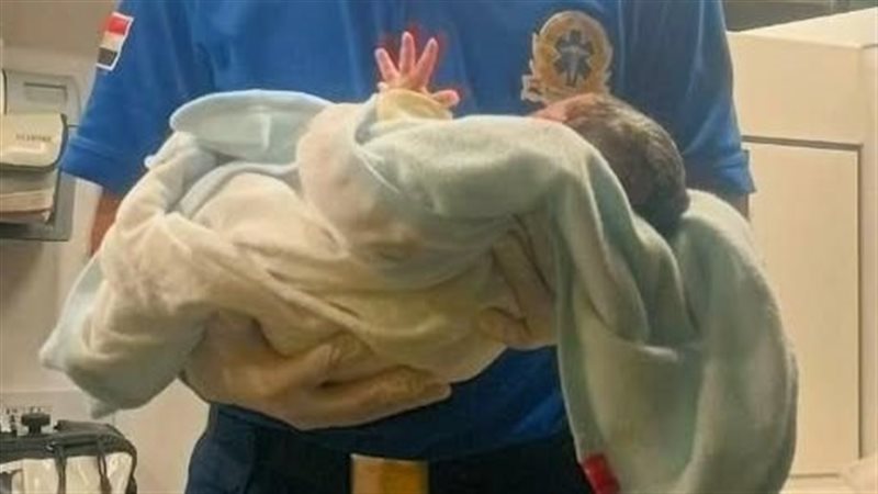سيدة تضع مولدين علي يد مسعف في قنا