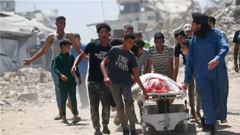 مواطنون يسحبون أحد الأسرة العلاجية من مستشفى في غزة  