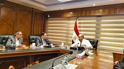 وزير الطيران المدني يجتمع باللجنة النقابية ويشيد بدورها في دعم الاستقرار