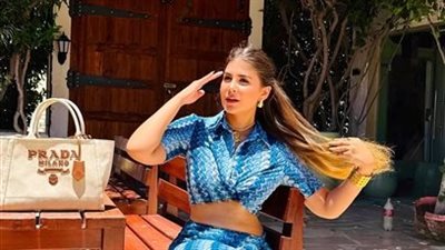 بالأزرق الملفت.. ملك قورة بإطلالة جريئة أثناء قضاء إجازتها الصيفية 