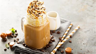 فرابتشينو الكراميل البارد.. نكهة مميزة لأجواء الصيف المنعشة في كل رشفة