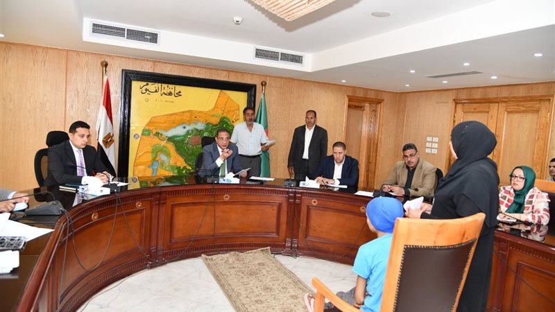 الدكتور أحمد الأنصارى محافظ الفيوم أثناء الاجتماع