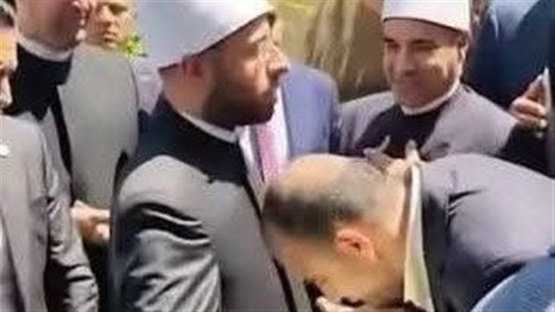 تقبيل يد وزير الأوقاف