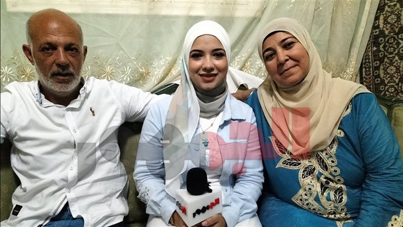 الطالبة نور مع والديها