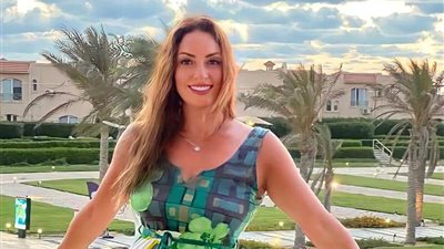 نرمين الفقي بإطلالة كاجول بيضاء في أجازتها الصيفية