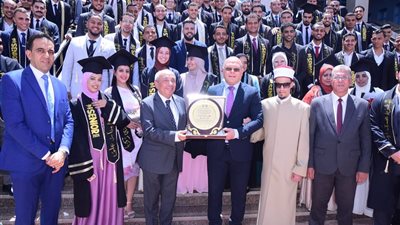 رئيس جامعة سوهاج ونقيب المهندسين يشهدان حفل تخرج دفعة جديدة من كلية الهندسة