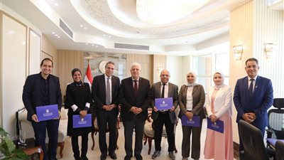 وزير التعليم العالي يكرم الفريق الإعلامي بالوزارة 