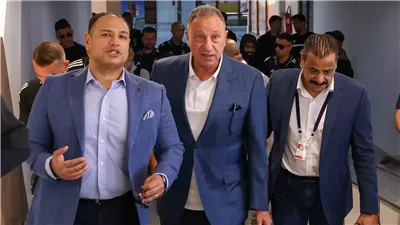 سفير مصر في تونس يستقبل بعثة الأهلي برئاسة محمود الخطيب