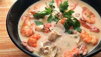 شوربة الجمبري بالقواقع بثلاث نكهات شهية.. وصفات بحرية لا تُقاوم