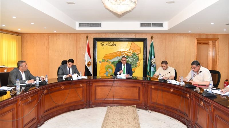 محافظ الفيوم اثناء اللقاء