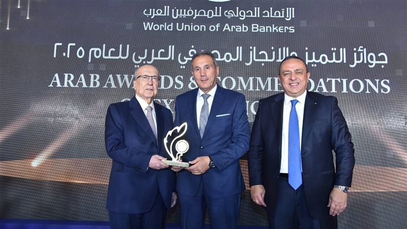 محمد الاتربي يتسلم جائزة البنك الأهلي المصري