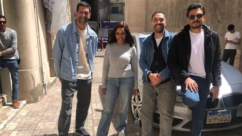 السيناريست ناصر عبد الحميد مع أبطال 