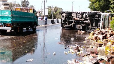 كارثـة في شارع الإسكندرية.. سيارة مياه تفقد السيطرة وتصطدم بطابور سيارات بمطروح