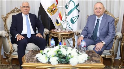 النائب العام يزور المستشار أسامة شلبي لتهنئته بتوليه رئاسة مجلس الدولة 