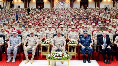القائد العام يلتقى عددا من قادة وضباط القوات المسلحة بالمنطقة المركزية العسكرية