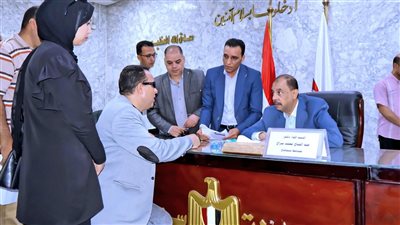 محافظ سوهاج يستمع لشكاوى المواطنين خلال اللقاء الأسبوعي