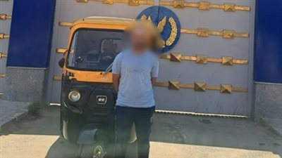 شاهد أمن القاهرة يوقف قائد مركبة توك توك قام بالسير عكس الإتجاه 