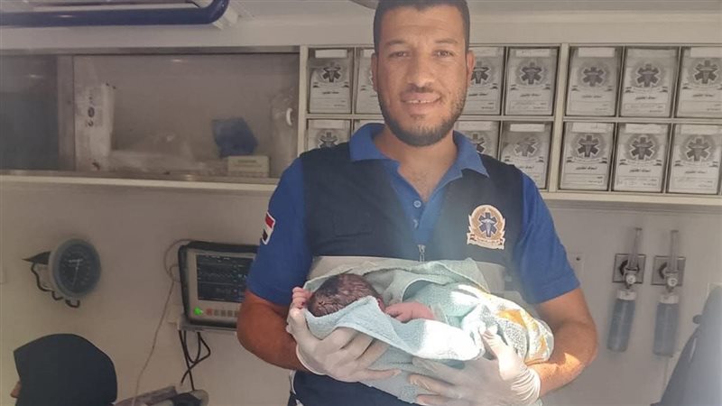 المسعف مع الجنين