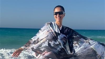 حنان مطاوع تستمتع بإجازتها الصيفية من أمام البحر