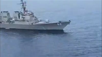 مروحية إيرانية تُبعد مدمّرة أمريكية عن المياه الإقليمية (فيديو) 