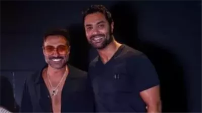 عمرو محمود ياسين يعزي أحمد وكريم فهمي في وفاة خالتهما