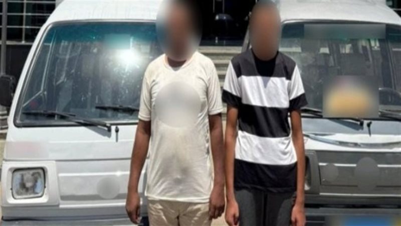 المتهمان عقب ضبطهما 