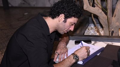 أبطال «بتوقيت 28» يختمون رحلتهم بتوقيعات دافئة على السيناريو