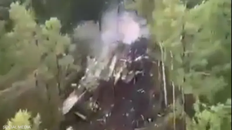 صورة يظهر بوضوح هيكل الطائرة المحطم