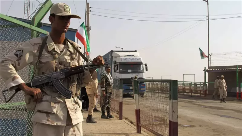 جنود إيرانيون بمنطقة حدودية 