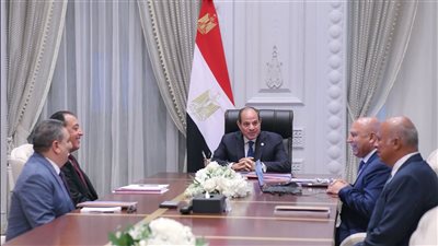 الرئيس السيسي يجتمع بالحكومة لمتابعة مشروعات النقل والموانئ البحرية