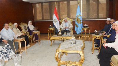 «فتيات الغربية» يعتلين قمة الأزهر.. والمحافظ يهديهن المصحف