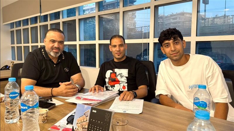 محمد أيمن أثناء توقيع العقود
