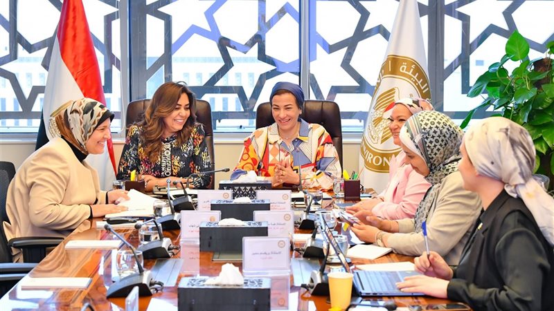 تسليم وتسلم بين منال عوض وياسمين فؤاد