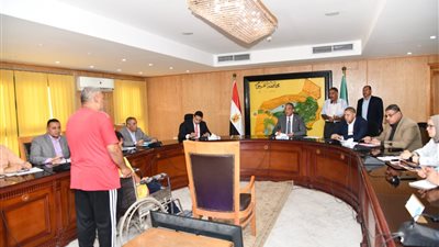 محافظ الفيوم يوجه بتوفير مشروعات وفرص عمل بالقطاع الخاص لذوي الهمم