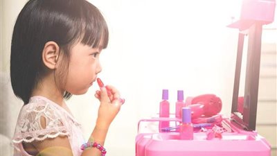 مستحضرات التجميل.. مركبات كيميائية تهدد صحة الصغار بمخاطرها الخفية