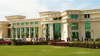 الطب بـ300 ألف جنيها.. مصروفات وتخصصات الجامعة البريطانية في مصر (BUE) 2025