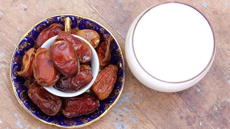 الزبادي والتمر 