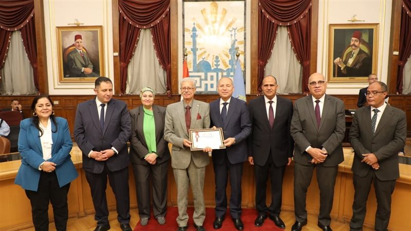 محافظ القاهرة يكرم الطلاب المتفوقين