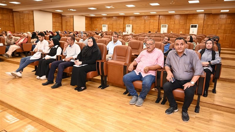 جانب من الحضور لندوة كلية الخدمة الاجتماعية بالفيوم