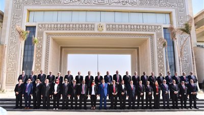 مرشحو حماة الوطن بانتخابات الشيوخ يلتقطون صورا تذكارية أمام ساحة الشعب بالعاصمة الإدارية