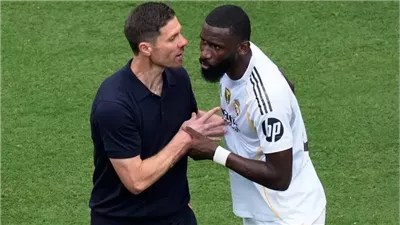 تشابي ألونسو يعيد هيكلة دفاع ريال مدريد ويطيح بنجوم الفريق