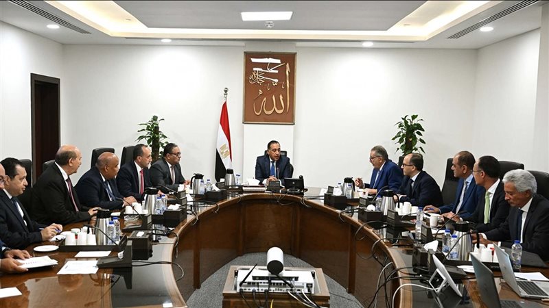 رئيس الوزراء يستمع لرئيس اتحاد الغرف التجارية