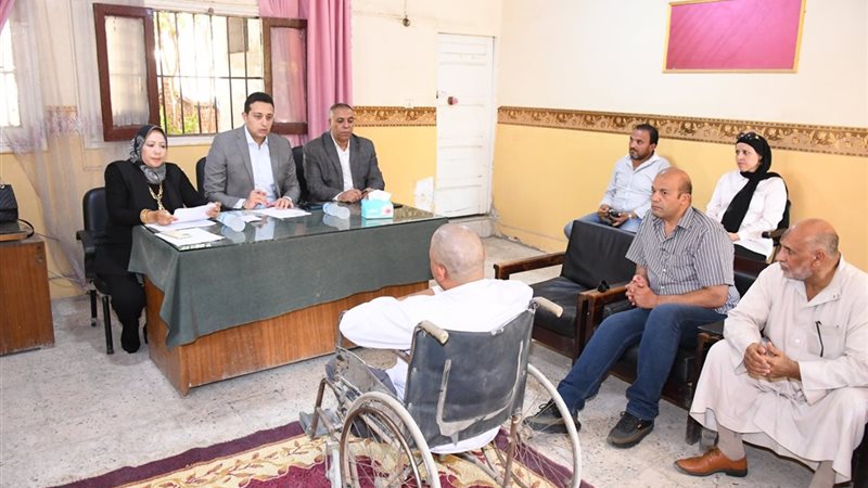 نائب محافظ الفيوم أثناء لقاء خدمة المواطنيين