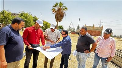 لحل أزمة الباعة الجائلين.. رئيس «القاهرة الجديدة» يتفقد السوق الحضاري بالتجمع