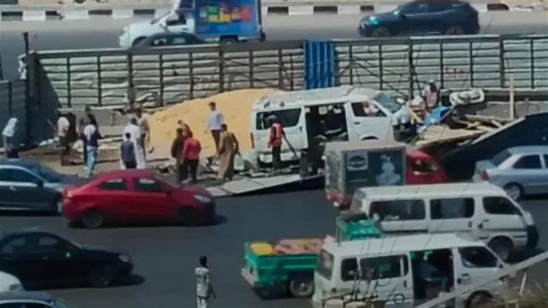 اصطدام سيارة ميكروباص بالحاجز المخصص لمسار الأتوبيس الترددي