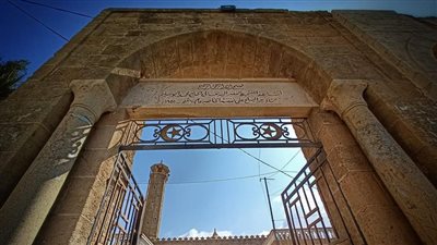 يريدها بلا مساجد.. الاحتلال يستهدف مئذنة 