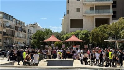 مشهد عبثي.. مظاهرة في تل أبيب ضد مصر لفتح المعابر التي تغلقها إسرائيل